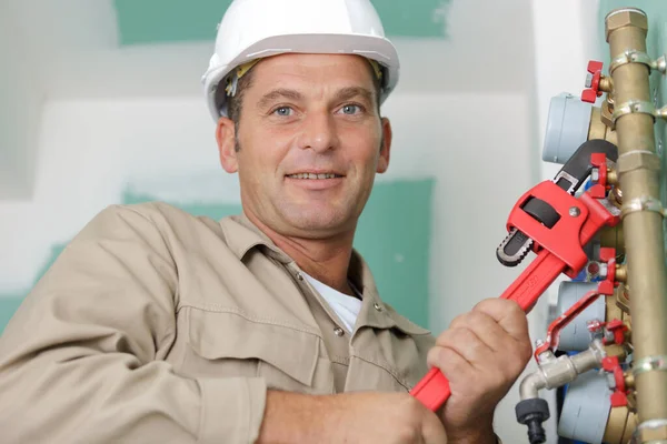 Man Vaststelling Van Buizen Terwijl Kijken Naar Camera — Stockfoto