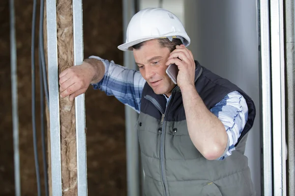 Architekt Ruft Bauunternehmer Pläne Prüfen — Stockfoto