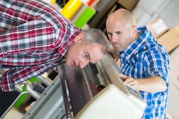 Les Hommes Inspectant Machine Panneau Affichage — Photo