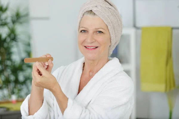 Portrait Mature Woman Filing Her Nails — Stock Photo, Image