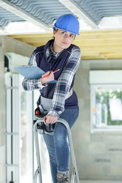 Woman Builder Uniform Ladder — Fotografia de Stock