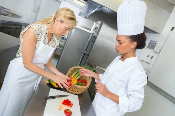 Chef Being Taught How Chop Peppers — Stock Photo, Image