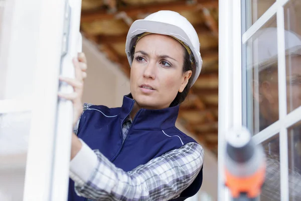 Una Mujer Que Trabaja Ventana —  Fotos de Stock