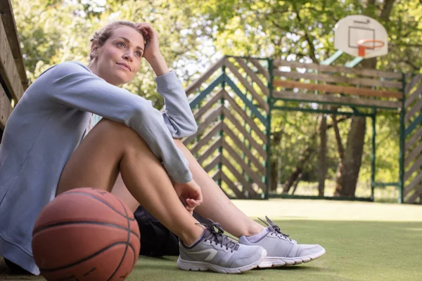 Woman Fitness Wear Sitting Relaxing Workout — Stok fotoğraf
