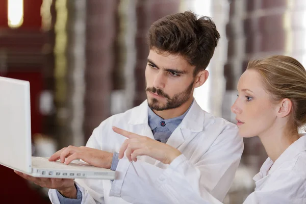 Two Workers Discussing Diagnosis While Walking — Stock Photo, Image