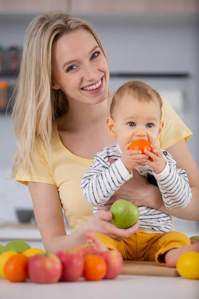 Young Mother Posing Baby Fruits — Foto Stock