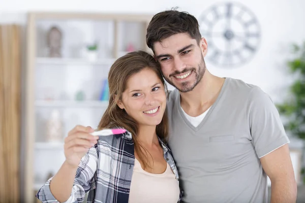 Pareja Que Muestra Resultados Positivos Prueba Embarazo — Foto de Stock