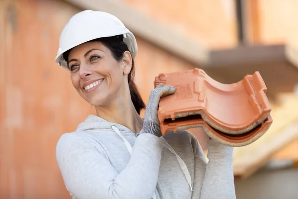 Mulher Construtor Segurando Tijolos Seu Ombro — Fotografia de Stock