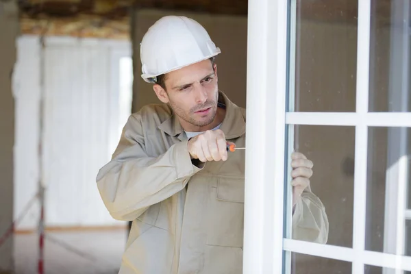 Hombre Usando Destornillador Ventana —  Fotos de Stock