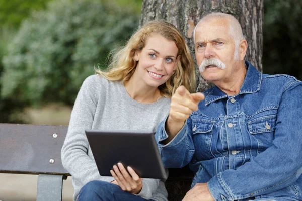 Woman Holding Tablet While Dad Showing Her Something — Fotografia de Stock
