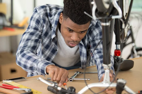 Young Man Fixing Bike Wheel Store — Stock Photo, Image