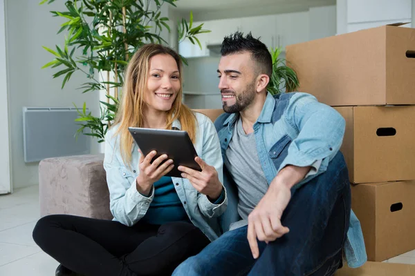 Young Couple Home Using Tablet — 图库照片