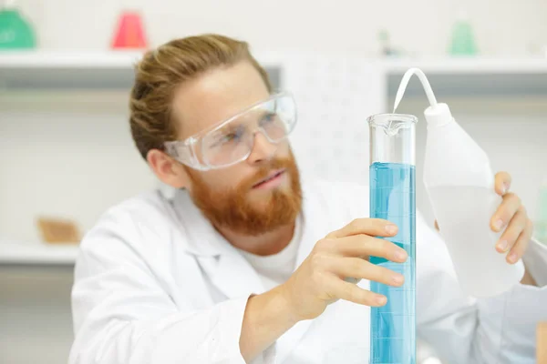 Homem Fazendo Uma Experiência Laboratório — Fotografia de Stock