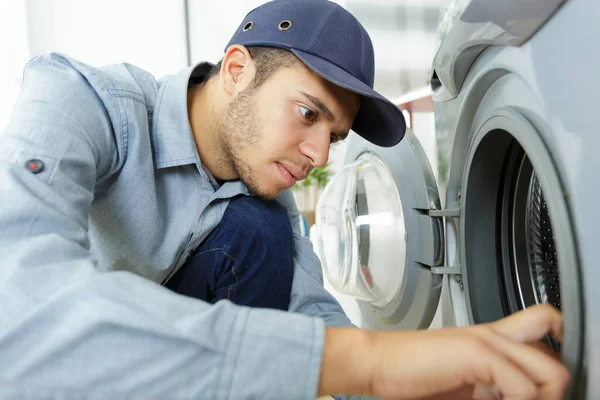 Een Loodgieter Repareren Wasmachine — Stockfoto