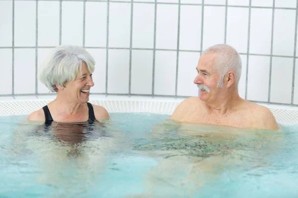 Senior Couple Resting Jacuzzi Spa Resort — Fotografia de Stock