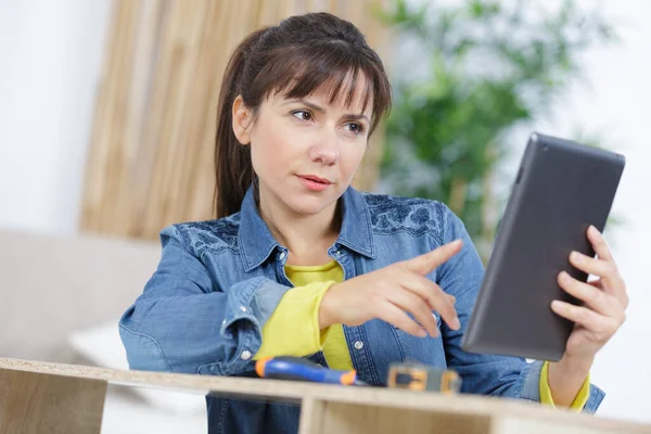 Woman Checking Something Tablet — Stock Photo, Image