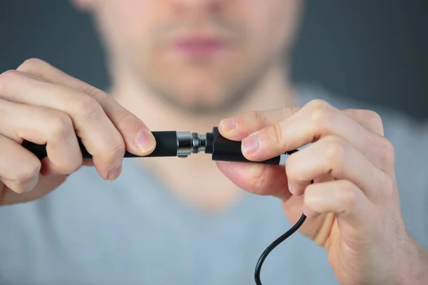 Man Connects Network Cables — Stok fotoğraf