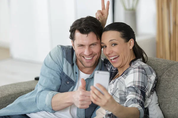 Paar Posiert Witzig Für Smartphone Selfie — Stockfoto