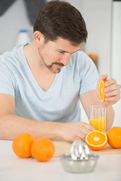 Man Squeezes Oranges Orange Juice — Foto de Stock