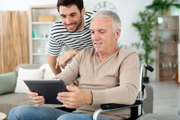 Homem Bonito Cuidando Seu Pai Mais Velho Cadeira Rodas — Fotografia de Stock