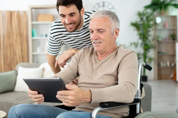 Hombre Guapo Cuidando Padre Mayor Silla Ruedas — Foto de Stock