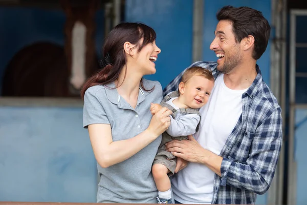 Munter Ung Familie Som Tilbringer Tid Sammen Gården – stockfoto