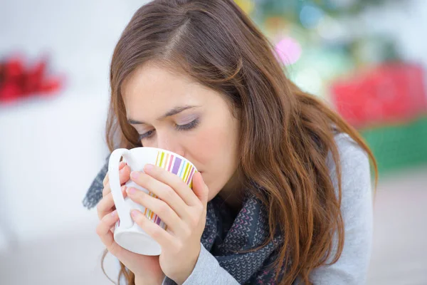 Mujer Bebiendo Casa — Foto de Stock