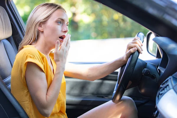Beautiful Woman Surprised While Driving — Zdjęcie stockowe