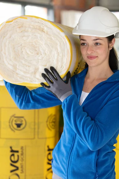 Construtor Feminino Carregando Rolo Isolamento — Fotografia de Stock