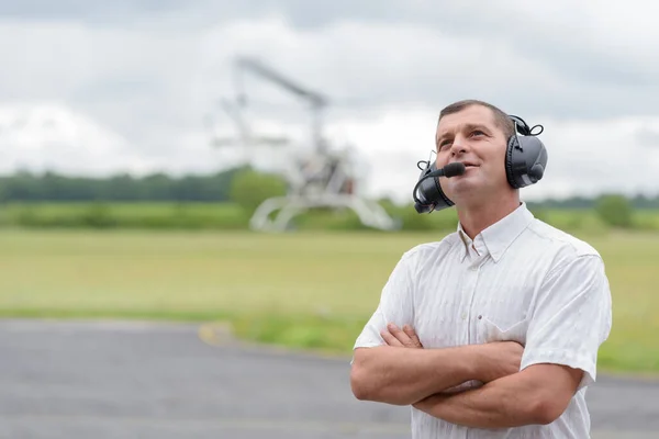 Mature Man Wearing Headset Airfeild — Stock fotografie