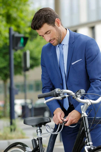 自転車で成功したビジネスマンの肖像画です — ストック写真