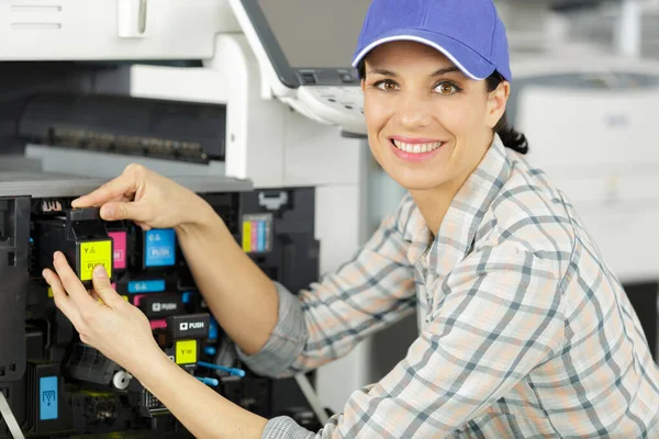 Técnico Está Verificando Mudando Cartuchos Equipamentos Impressora — Fotografia de Stock