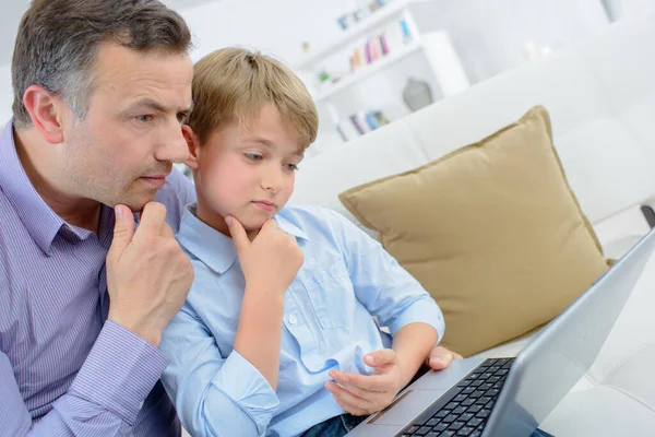 Menino Seu Pai Com Laptop — Fotografia de Stock