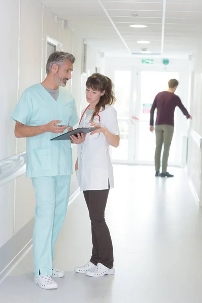 Médico Enfermera Pasillo Del Hospital — Foto de Stock