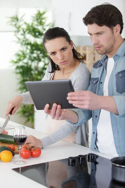 Coppia Cucina Insieme Con Tablet Digitale — Foto Stock