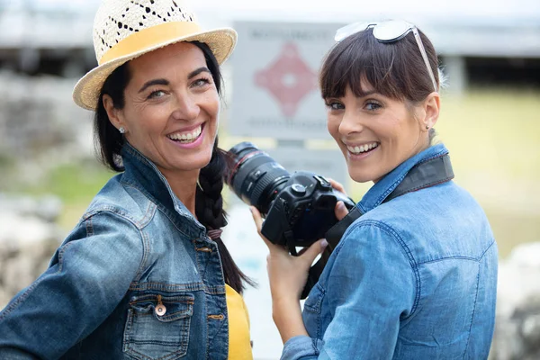 Γυναίκες Φωτογράφοι Που Βλέπουν Φωτογραφίες Μια Νέα Φωτογραφική Μηχανή Slr — Φωτογραφία Αρχείου