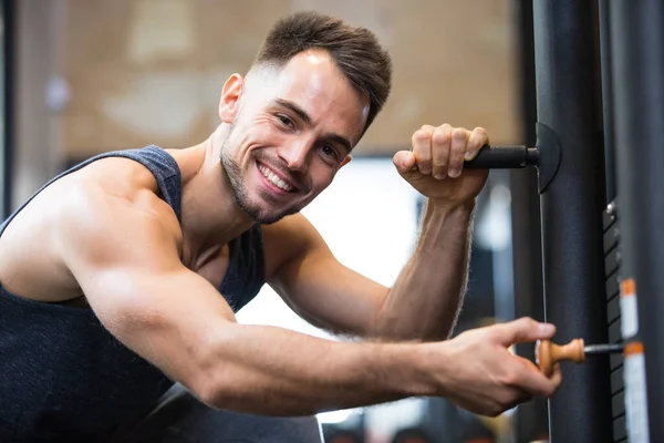 Hombre Feliz Añadiendo Peso Una Máquina Pectoral Pecho — Foto de Stock