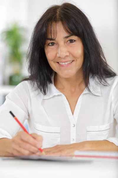 Mulher Escrevendo Notebook Enquanto Toma Café Café — Fotografia de Stock