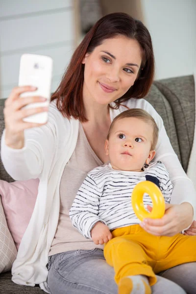 Joven Madre Tomando Una Selfie Con Bebé —  Fotos de Stock