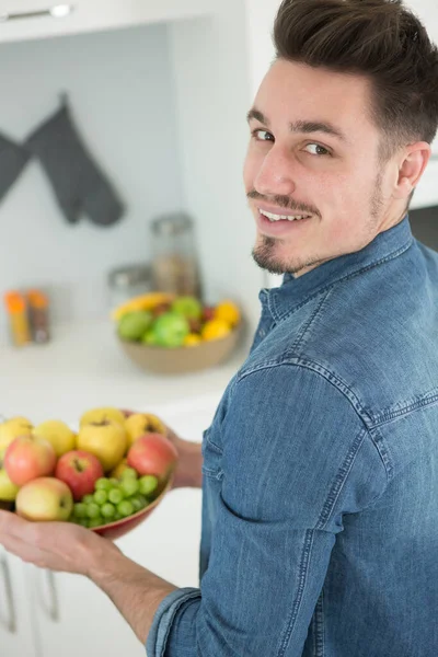 Ung Man Som Håller Skål Med Frukt — Stockfoto