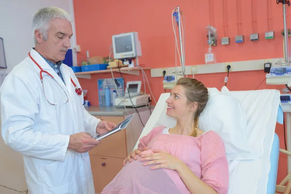 Terhes Nővel Beszélő Orvos — Stock Fotó