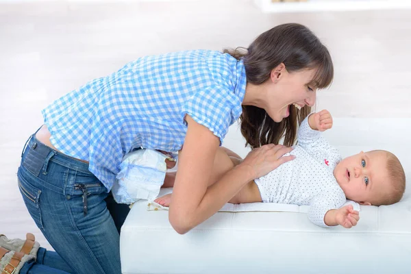 Mulher Brincando Com Bebê Durante Mudança Fralda — Fotografia de Stock