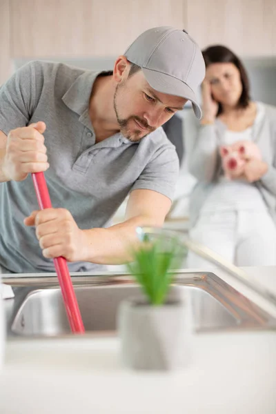 Plumber Unclogging Bathtube Drain — Stock Photo, Image