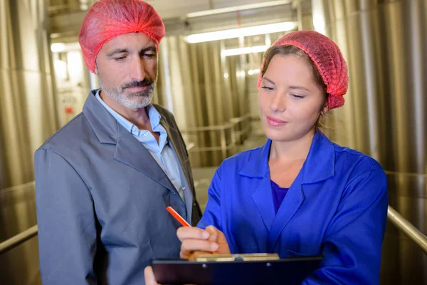 Workers Wine Bottle Factory — Stock Photo, Image