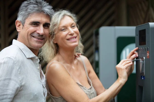 Couple Âge Moyen Debout Une Station Paie — Photo