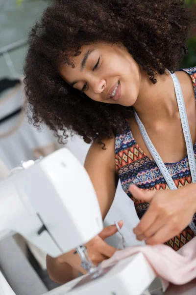 Jonge Dame Met Behulp Van Een Naaimachine — Stockfoto