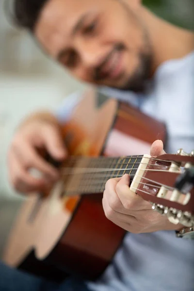 Jóképű Férfi Játszik Gitáron Kanapén — Stock Fotó