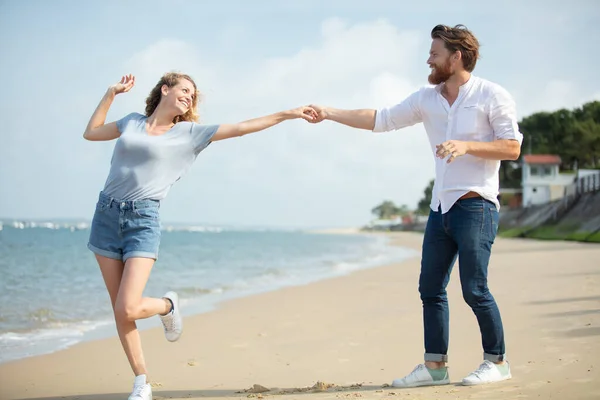 Młoda Para Biorąc Selfie Plaży Morskiej — Zdjęcie stockowe