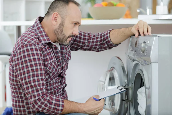 Hombre Con Portapapeles Cerca Lavadora — Foto de Stock