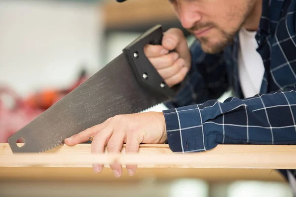 Man Med Såg Handen — Stockfoto